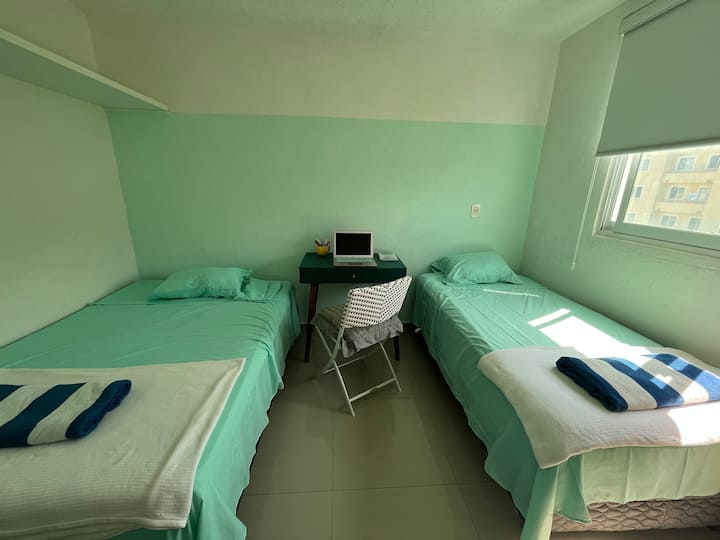 部屋2.次のものがあります:

-エアコン、
-ダブルベッド1台、
-シングルベッド1台、
-仕事用ライター（ノートパソコンは含まれていません）
-オーク