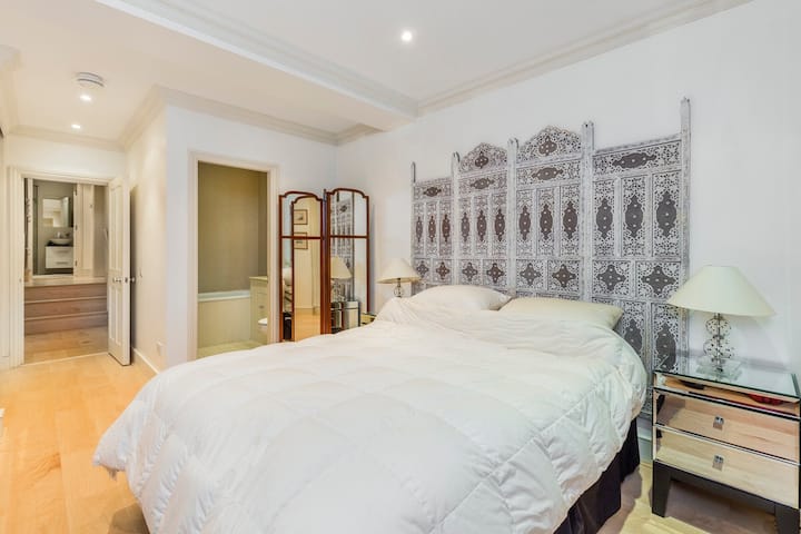 Hlavná spálňa s vlastnou kúpeľňou a vaňou. Toaletné potreby v izbe 