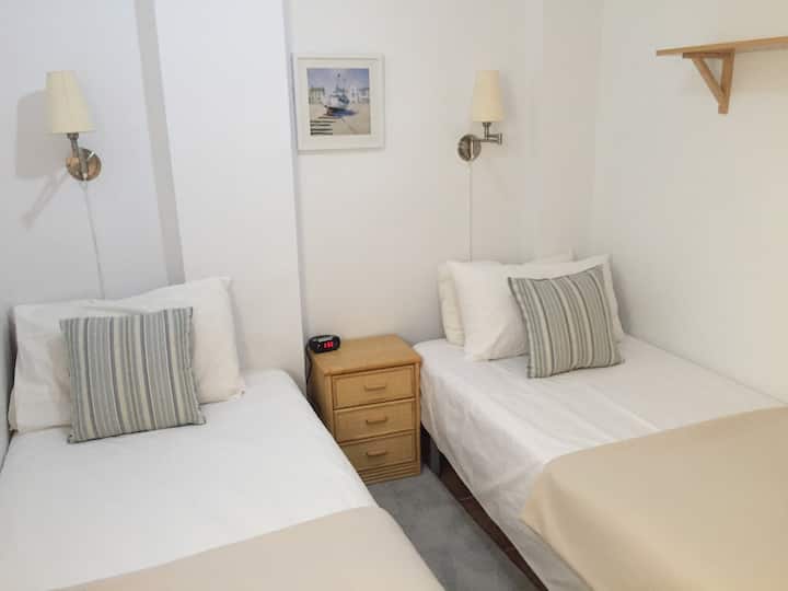 一楼双床卧室，配有合适的衣柜 