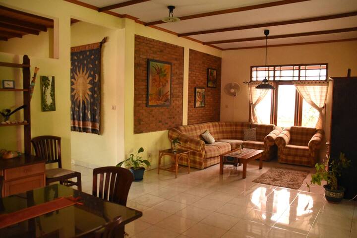 Bright & cosy private bedroom on Starfruit Lane!