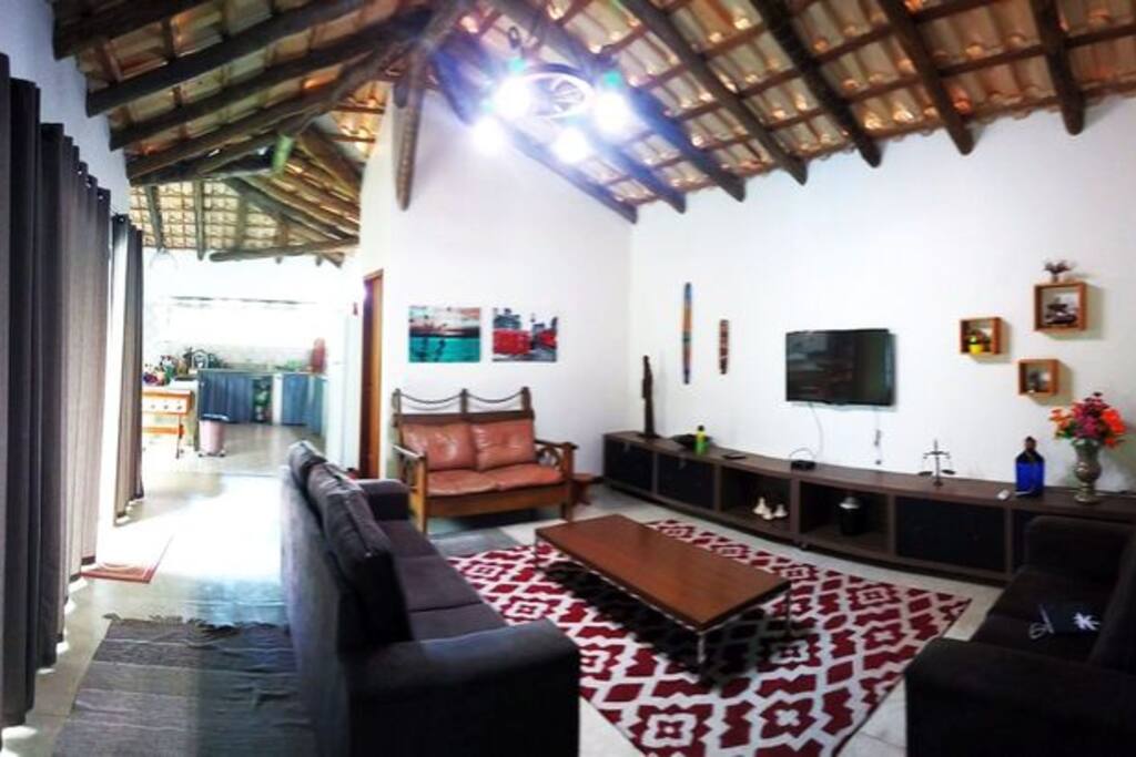 Ampla sala com TV