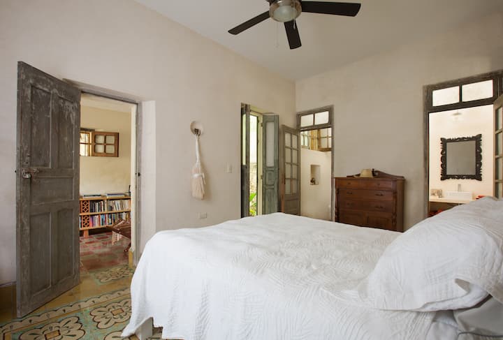 غرفة الضيوف والمكتبة