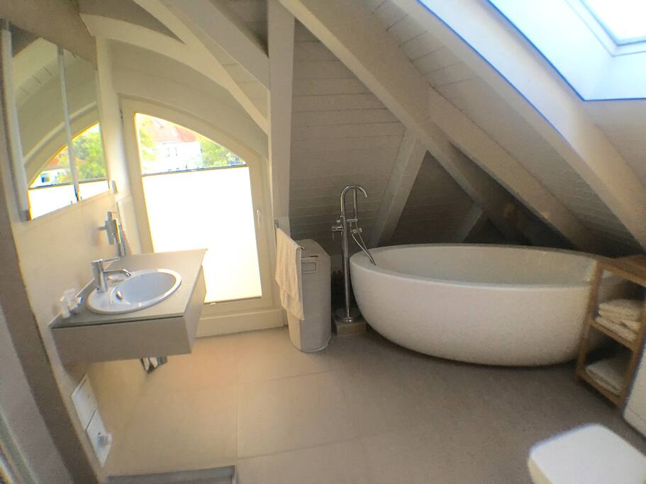 Badezimmer mit Badewanne + Dusche