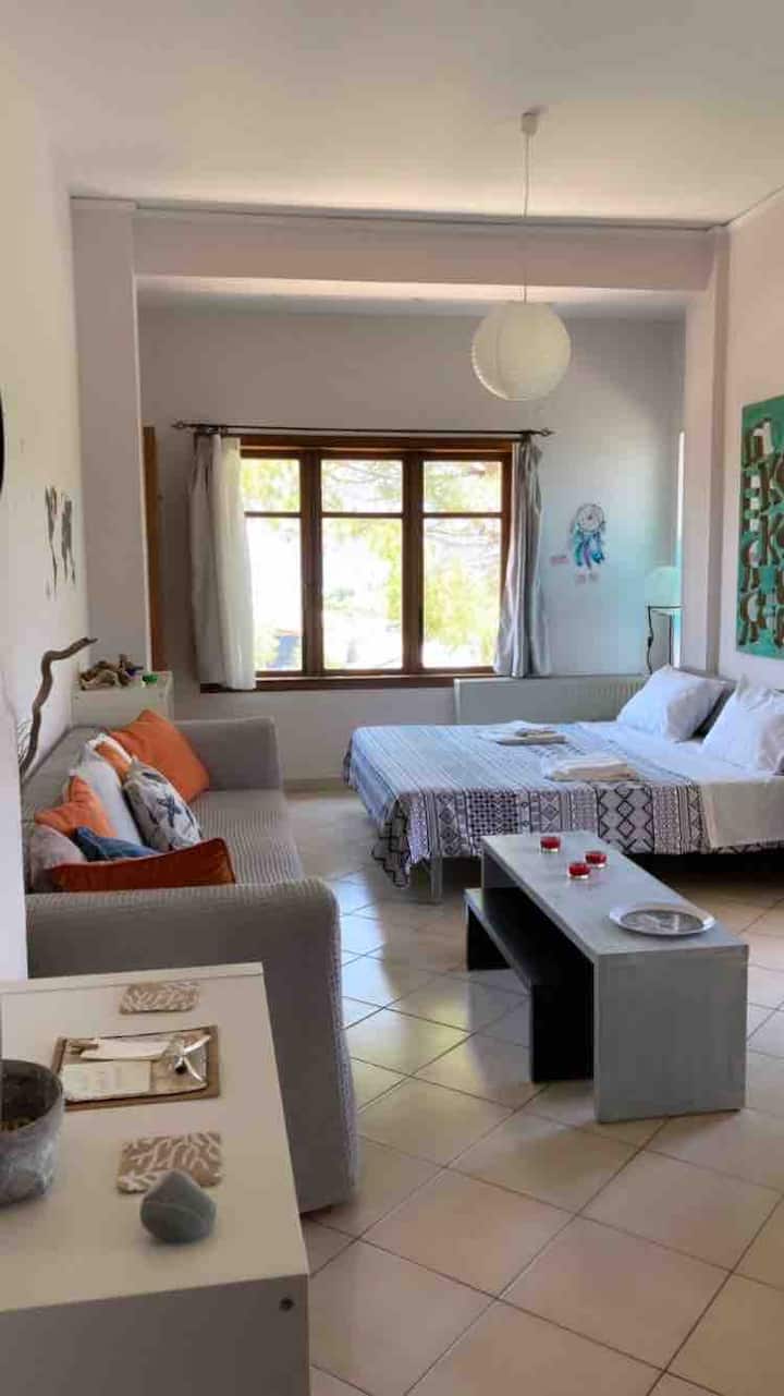 Este es el lugar de descanso ,sueño o relajación en el cómodo sofá. Se comunica directamente con el balcón. La gran ventana da al mar.