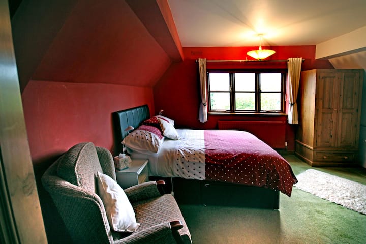 Spacious room with double bed