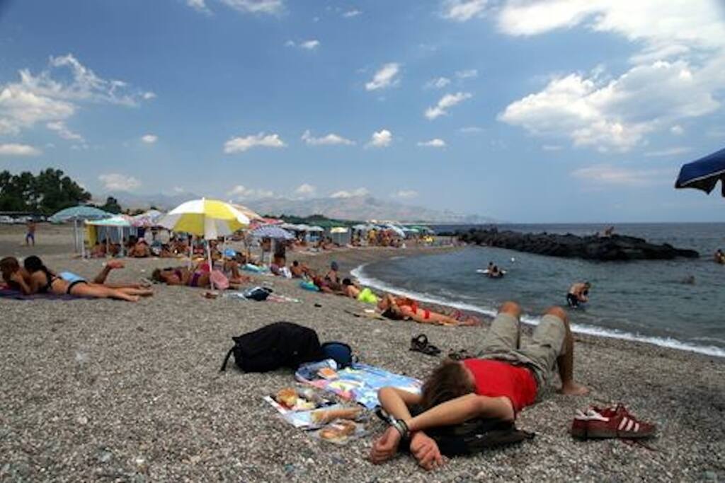 SPIAGGIA CON PICCOLI CIOTTOLI FRONTE RESIDENCE