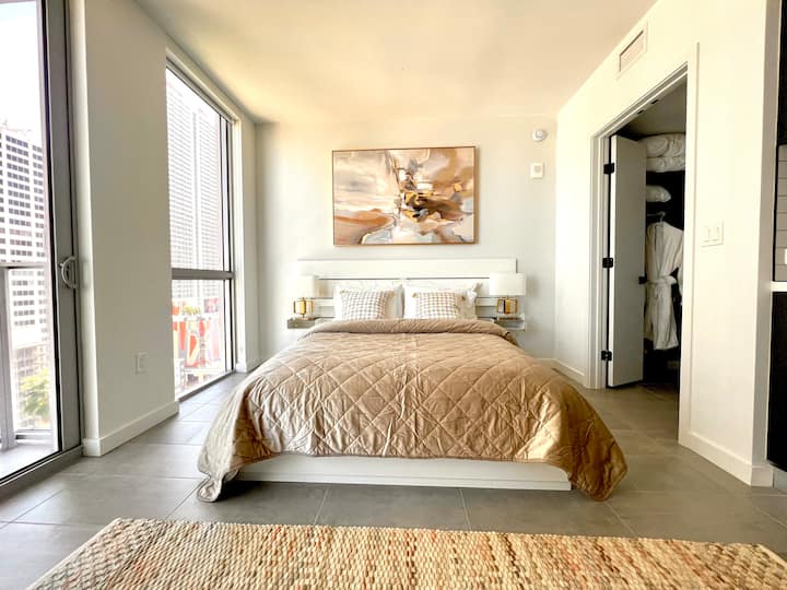 Upscale Downtown Studio Pool/gym - Miami, FL