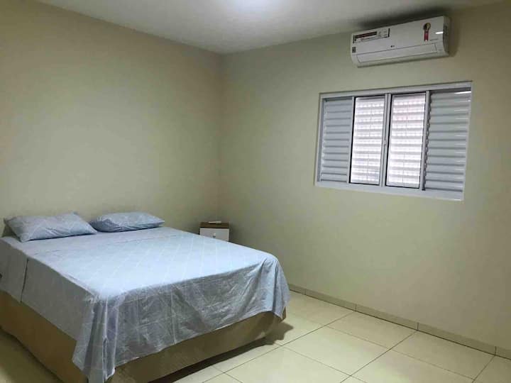 Dostupna je spavaća soba s bračnim krevetom, krevetom i posteljinom za kupanje.