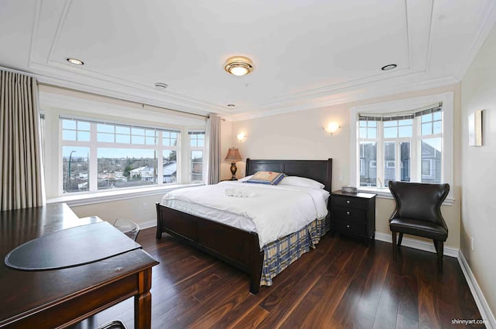 Luxurious rooms in the heart of Vancouver gallery image 5