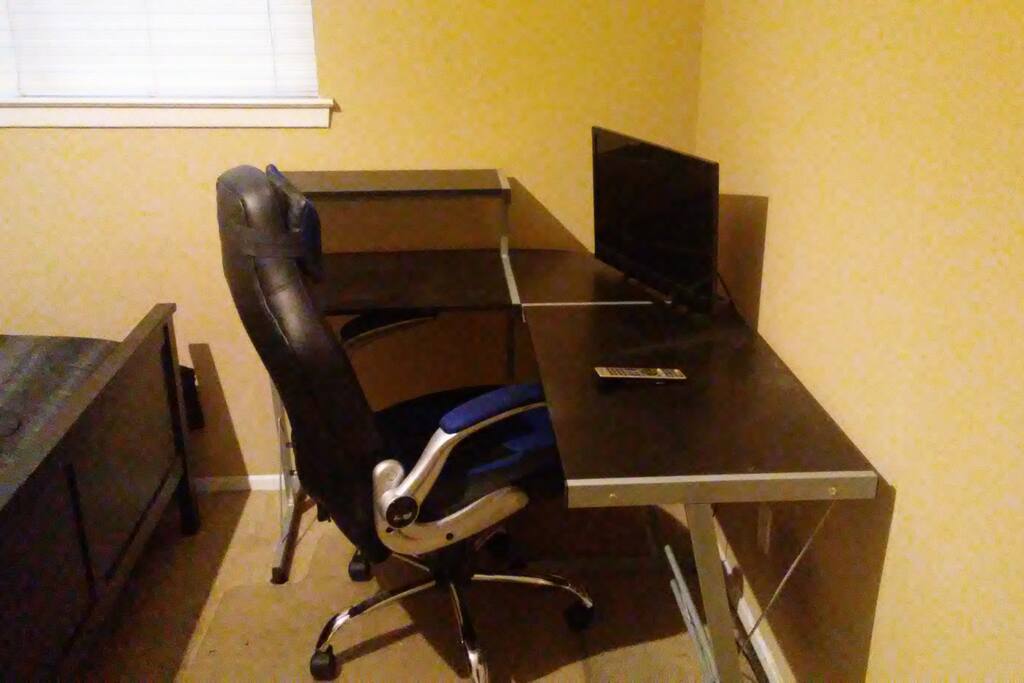Computer desk