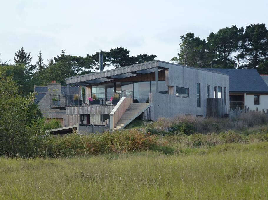 Une grande maison en bois au bord de l'eau ...