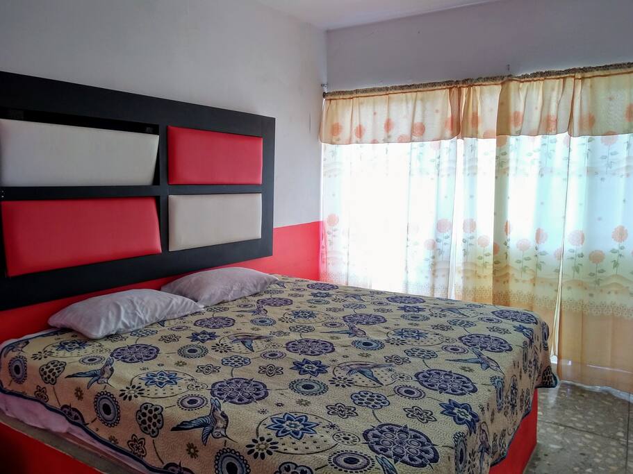 recamara sencilla con cama quin size