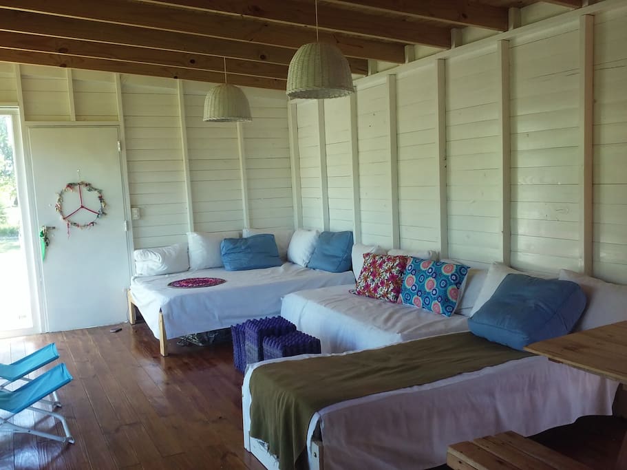 una cama matrimonial y tres individuales