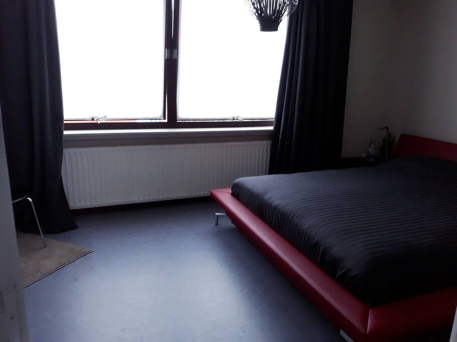 Masterbedroom met kingsize bed
