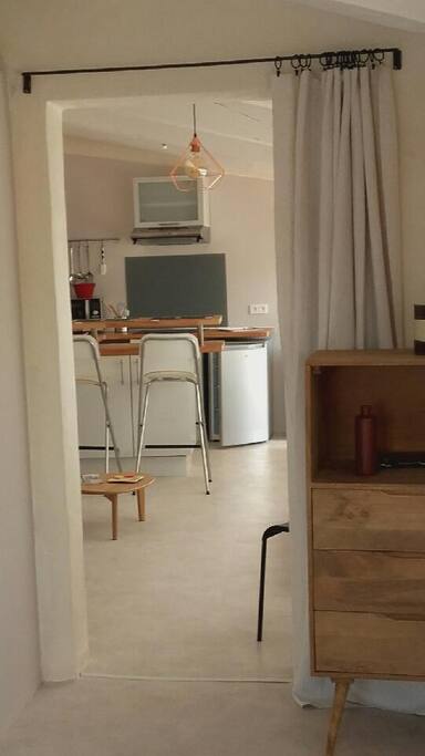 La pièce à vivre, vue de la chambre