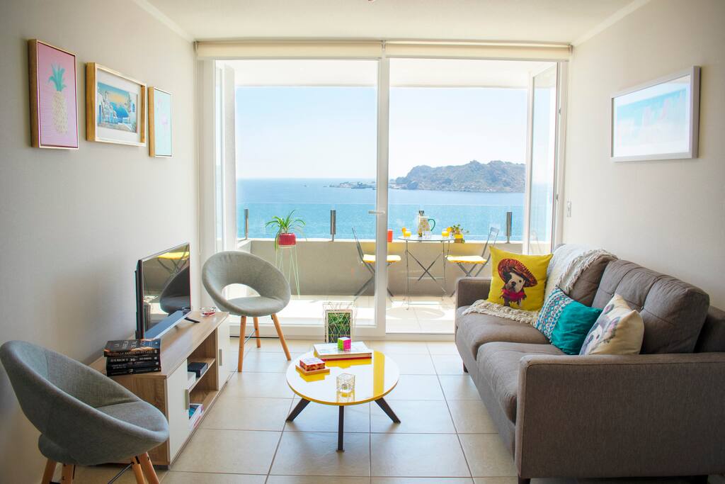 Esta es la zona del living/estar. Contarás con una exquisita vista a Playa La Herradura, y entretención para todos (Netflix, libros, revistas, cubo Rubik, TV Cable, audio portátil de alta fidelidad, y mucho más).