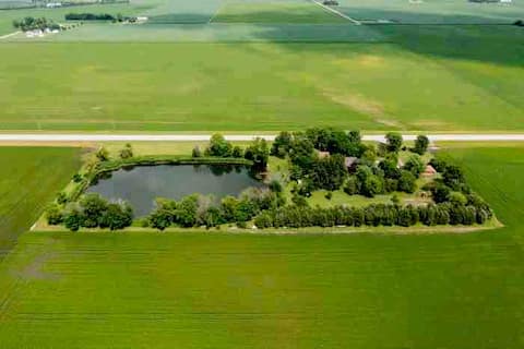 Countryside Escape: Outdoor Sauna, Hot Tub, Pond