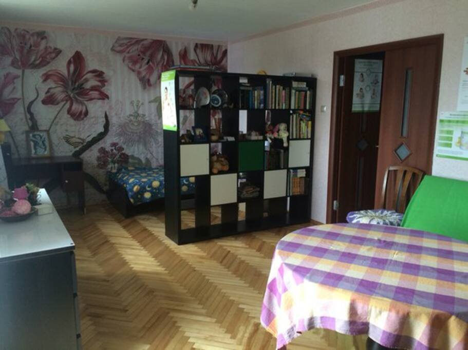 Второе спальное место зонировано стеллажом