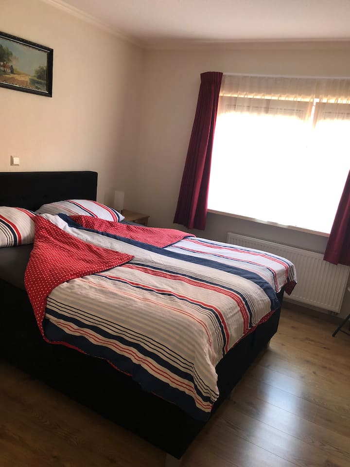 Hii pia inaweza kufanywa kuwa vitanda 2 vya mtu mmoja. 