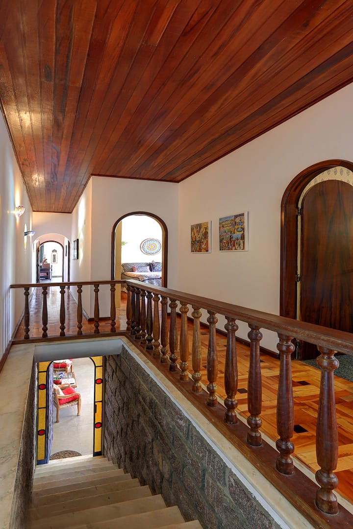 Llegando arriba, un pasillo que accede a los 3 dormitorios y a la sala.