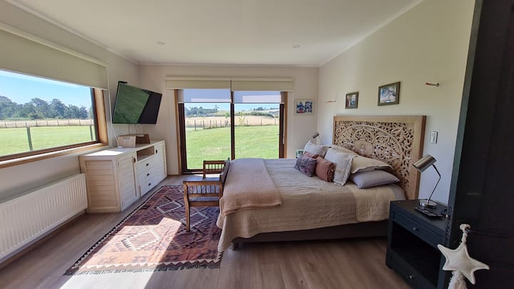 غرفة نوم داخلية رئيسية وسرير بحجم كبير