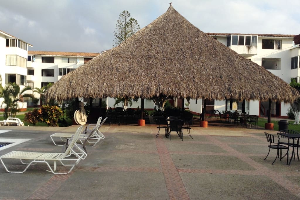 Agradable palapa frente a la alberca con asadores.