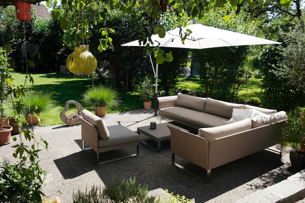 Eine bequeme, moderne Lounge lädt zum verweilen ein.