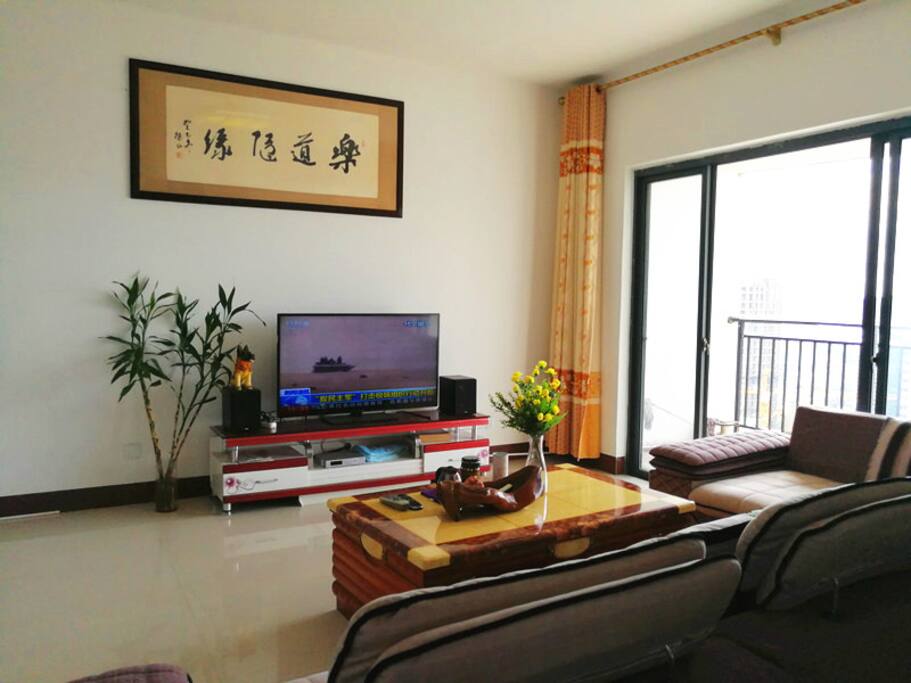 客厅舒适大沙发,卫星电视,动听音箱~茶具……