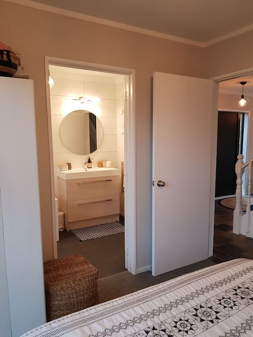 Access from bedroom to private bathroom