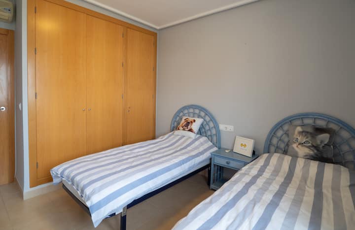 2号卧室配有内置衣柜