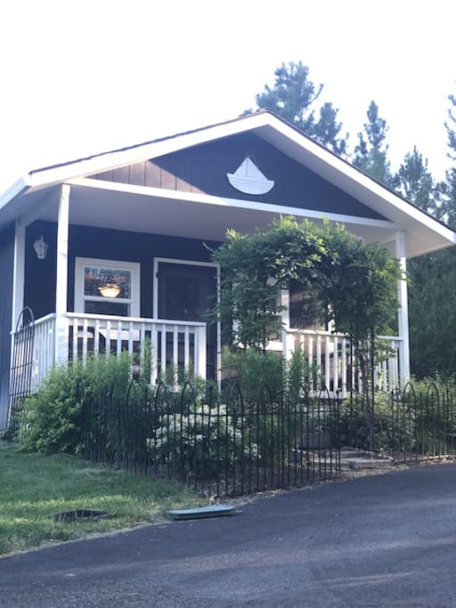 The Back Dog Bungalow with private parking