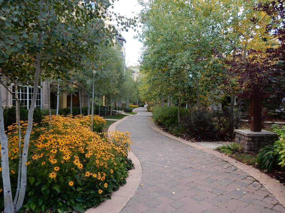 Private walkway entrance, 2 min walk to Lionshead