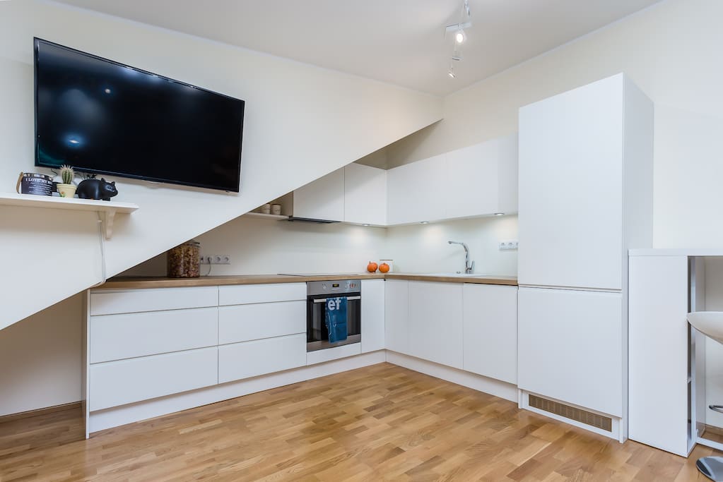 The kitchen is perfectly equipped for cooking and baking. Fridge, freezer, oven, stove, dishwasher, pots & pans, seasonings etc.
