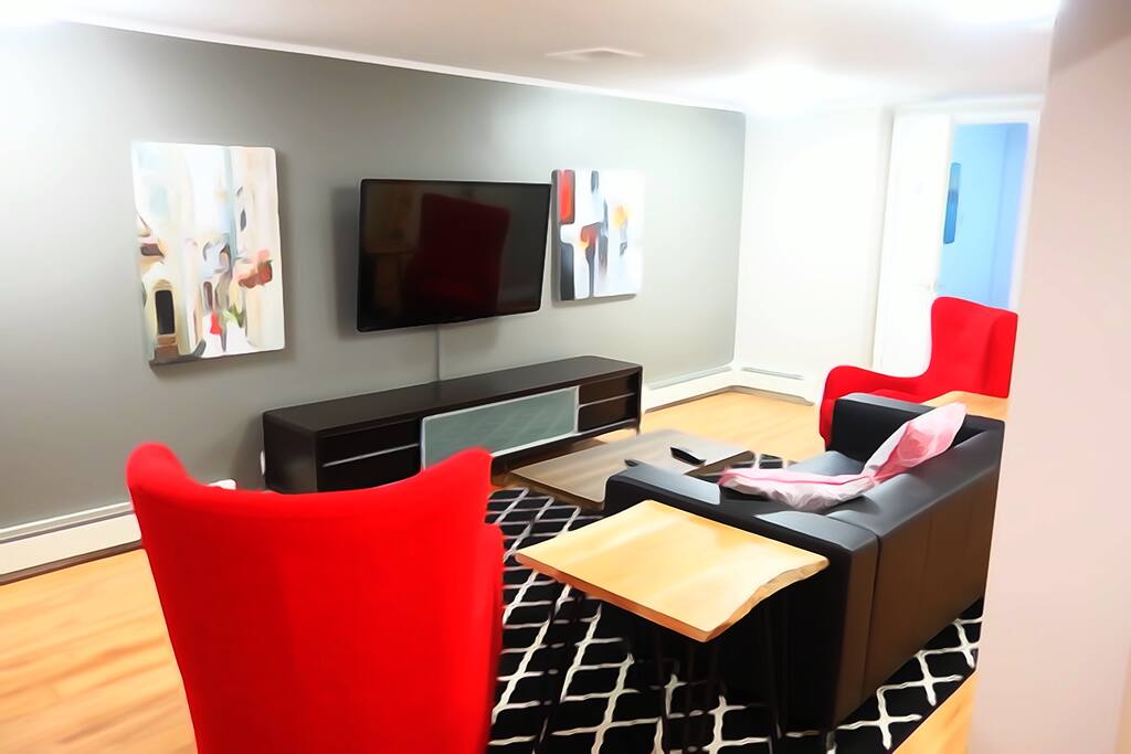A private common area with satellite tv, Netflix.