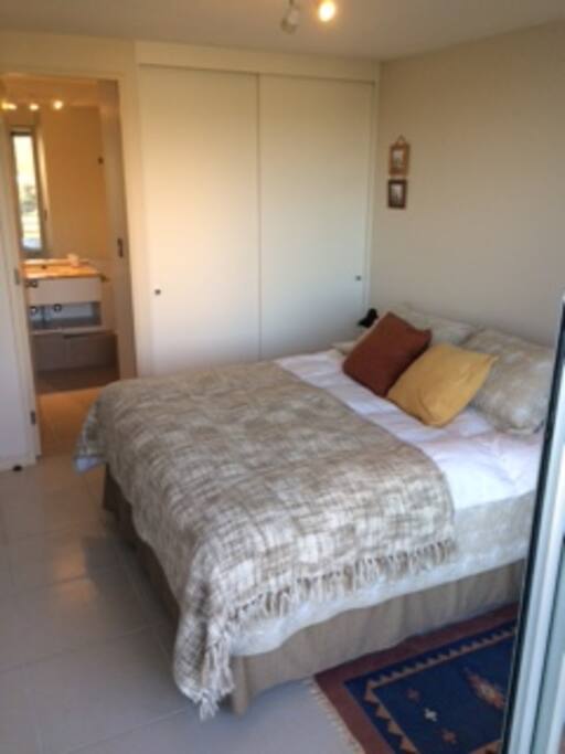 Dormitorio principal con baño privado