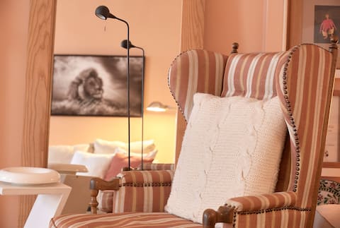 Top performing Airbnb: A PERFECT TREASURE OF A HOME IN KNIGHTSBRIDGE in Queen's Park