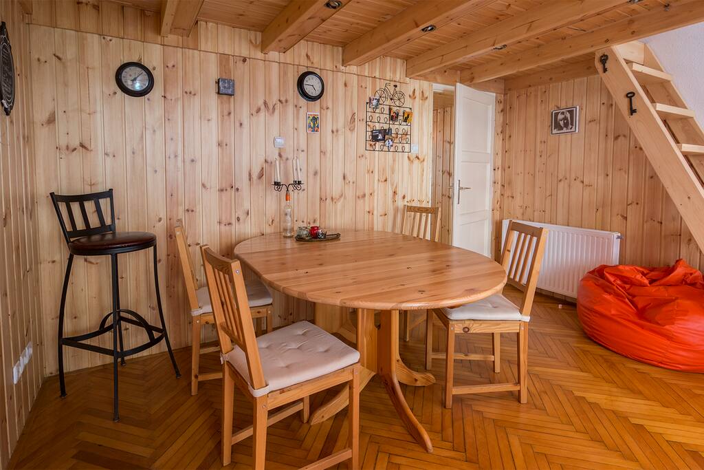 the eatery - the table's size is variable