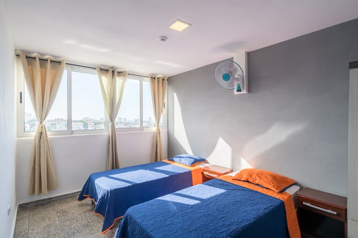 חדר שינה שלישי עם נוף לעיר