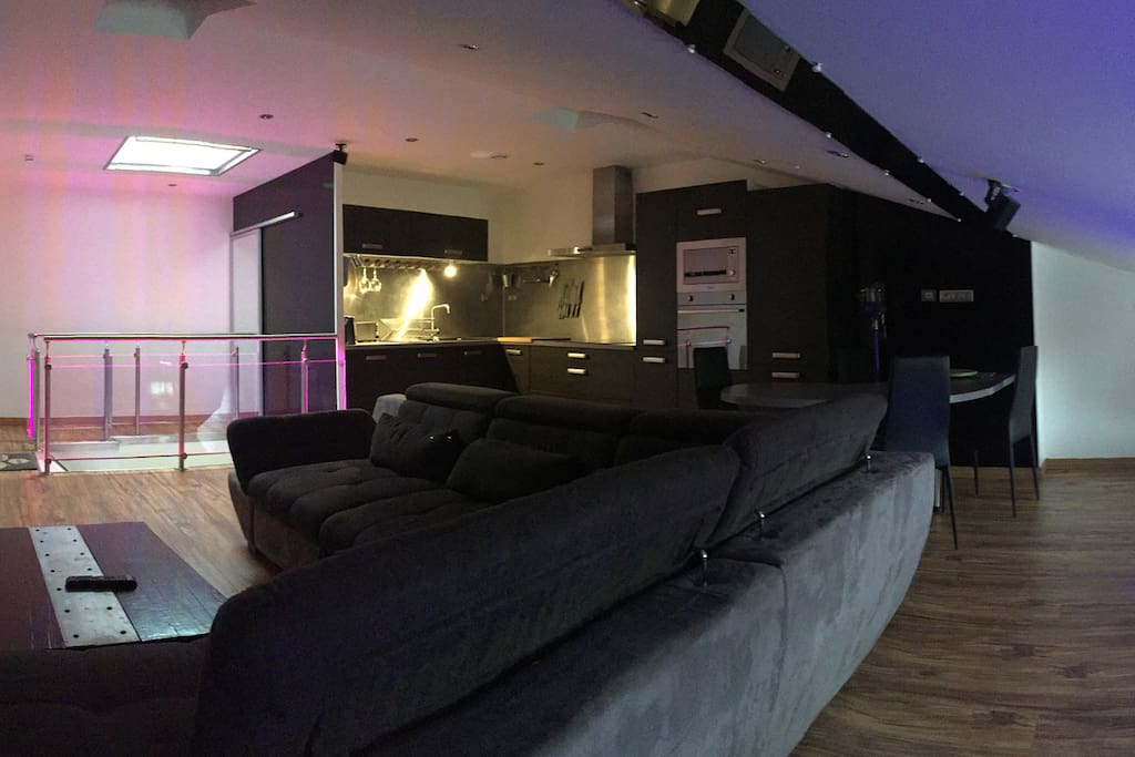 Grand canapé d'angle convertible en lit 2 pers., Cuisine toute équipée