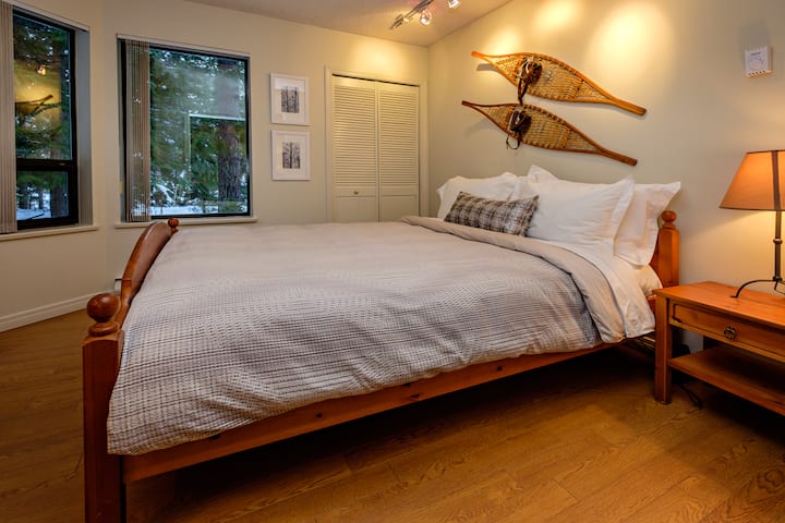 Segundo dormitorio con cama tamaño queen. 