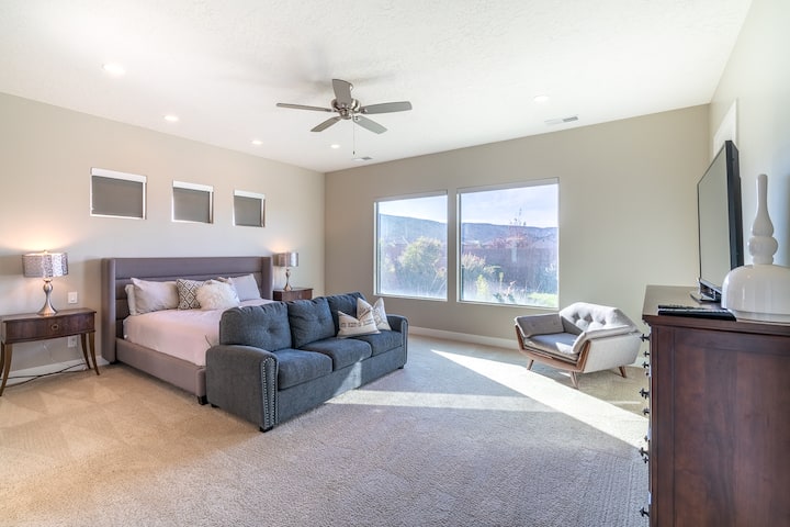 Dormitorio principal con sofá cama.