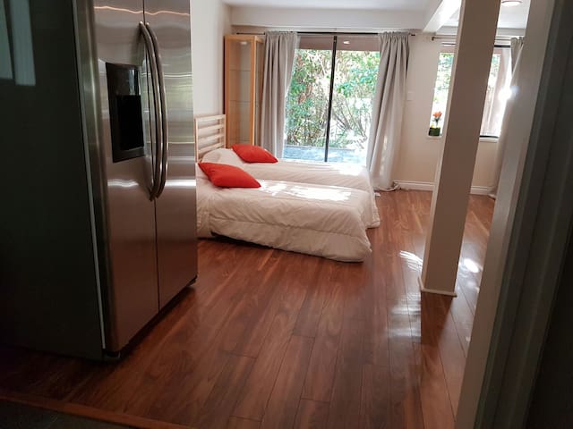 7 min walk to ferry terminal private suite.
