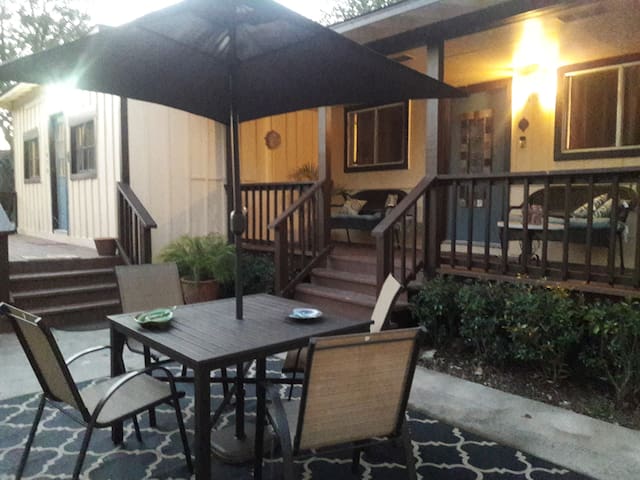 Clifton By The Sea Bungalow-2 Miles from Kemah