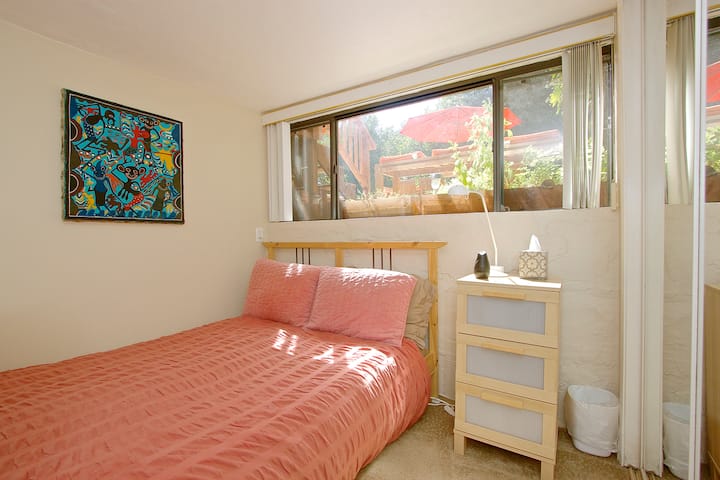 El segundo dormitorio de abajo con una cama de tamaño completo.