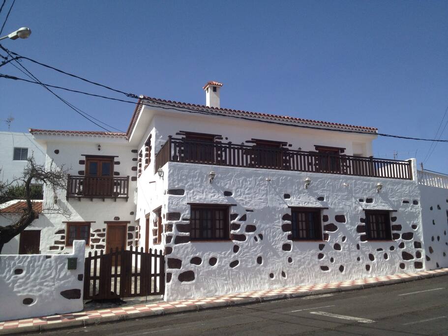 Fachada de La casa completa pero sólo se alquila planta alta