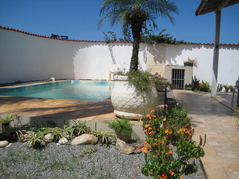 Piscina com deck antiderrapante
