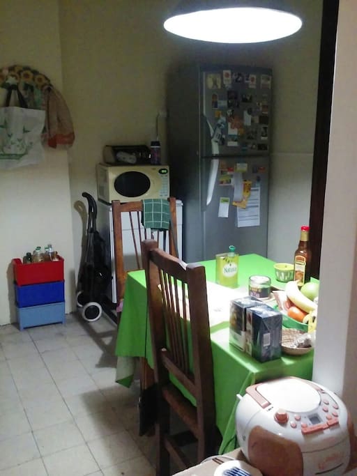 Cocina compartida, heladera con freezzer, microondas, mesa, changuito para las compras