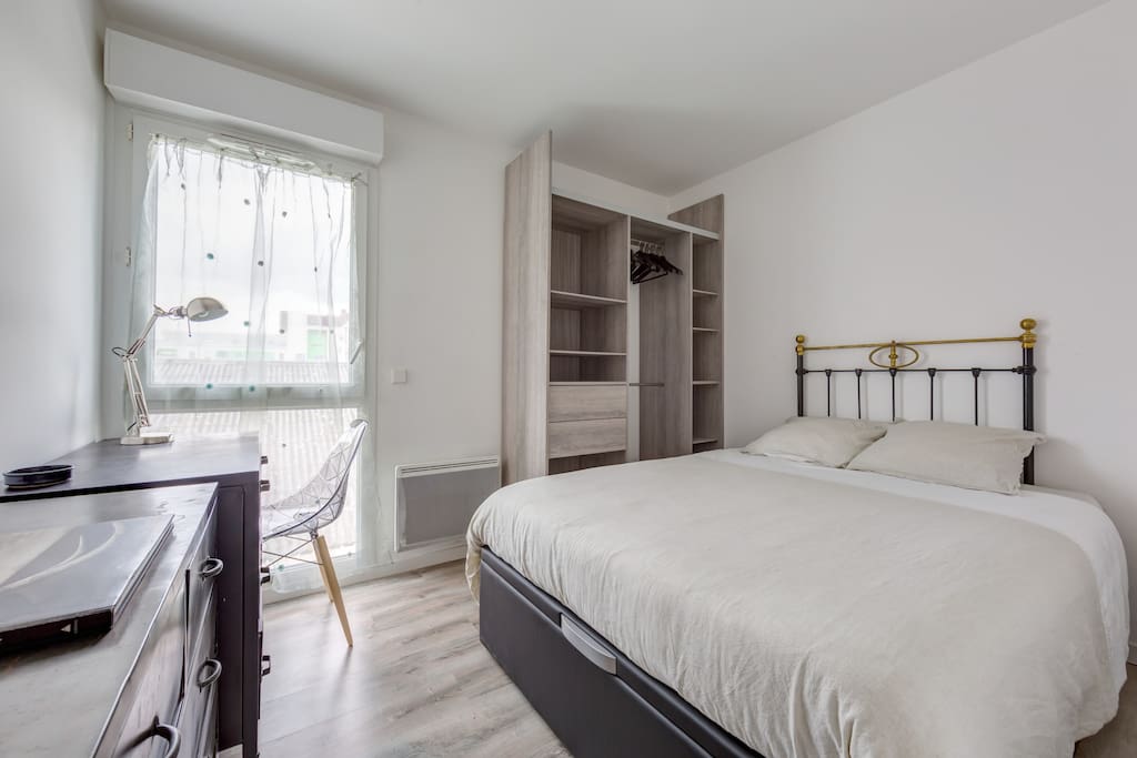 Chambre avec lit double