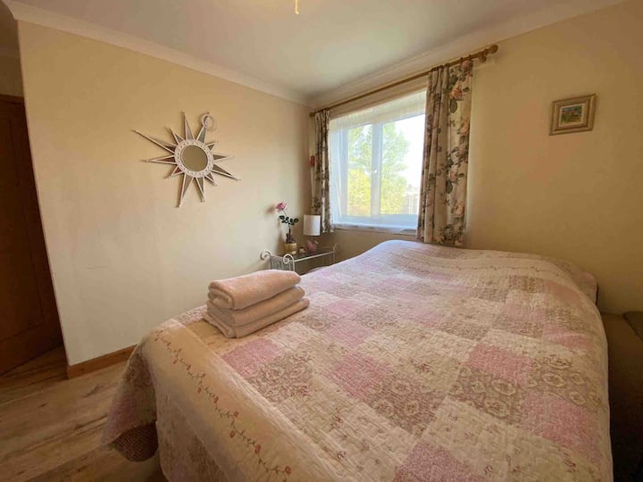 Dormitorio dos con una cama doble.