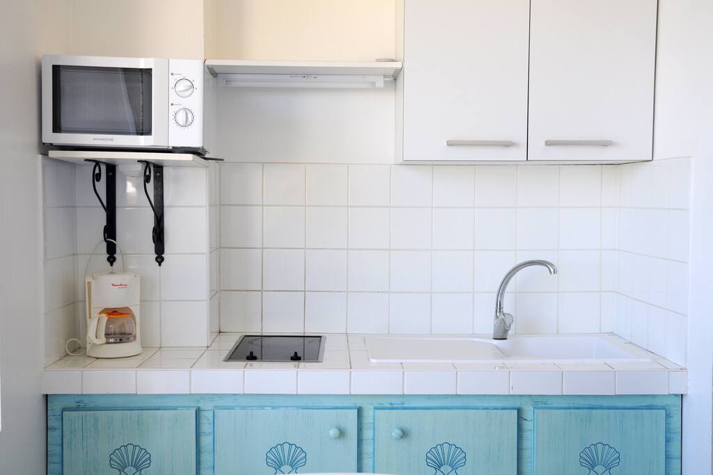 Kitchenette sur la terrasse avec micro-onde.